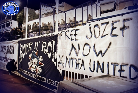 foto mit einem transparent im fussball-stadion mit der beschriftung free josef now. antifa united.